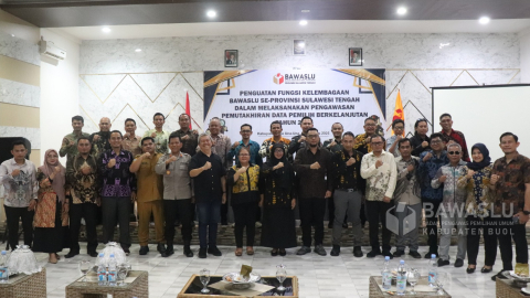 Foto bersama usai Kegiatan Penguatan Fungsi Kelembagaan Bawaslu Se-Provinsi Sulawesi Tengah dalam Melaksanakan Pengawasan Pemutakhiran Data Pemilih Berkelanjutan Tahun 2025 bertempat di Hotel Lawaka, Kabupaten Tojo Una-Una, Selasa  (5/8).