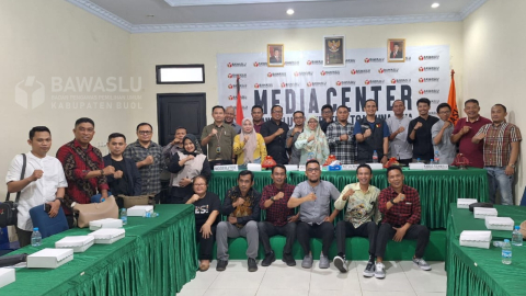 Foto bersama usai kegiatan Rapat Dalam Kantor (RDK) Evaluasi Pengawasan Pemutakhiran Data Pemilih Berkelanjutan (PDPB) Semester I Tahun 2025, yang bertempat di ruang rapat kantor Bawaslu Kabupaten Tojo Una-Una, (5/8).