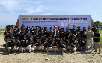 Foto bersama Bawaslu Kabupaten Buol bersama jajaran Panwaslu Kecamatan se-Kabupaten Buol usai mengikuti kegiatan Apel Siaga Pengawasan Pemilihan Kepala Daerah (Pilkada) 2024 di Lapangan Undata Lama, Kecamatan Palu Timur, Kota Palu, pada Sabtu pagi, (14/9/2024).