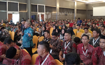 Ketua Bawaslu Kabupaten Buol, Karianto (Memegang mikrofon) saat menghadiri kegiatan Konsolidasi Pengawasan Tahapan Pemilihan Kepala Daerah Tahun 2024 yang digelar Bawaslu Provinsi Sulawesi Tengah di Best Western Coco Hotel Kota Palu, Jum'at (13/9/2024).