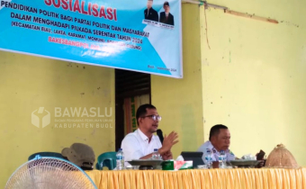 Anggota Bawaslu Kabupaten Buol, Ismajaya (Satu dari kiri) saat menjadi narasumber dalam kegiatan Sosialisasi Pendidikan Politik Bagi Partai Politik dan Masyarakat Dalam menghadapi Pemilihan Kepal Daerah (Pilkada) Serentak Tahun 2024, yang diselenggarakan oleh Badan Kesatuan Bangsa dan Politik (Bakesbangpol) Kabupaten Buol, di Kecamatan Karama, Rabu (11/9/2024).