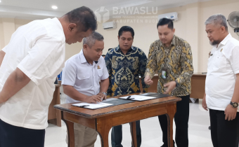 Penandatanganan Memorandum Of Understanding (MOU) Ketua Bawaslu Kabupaten Buol, Karianto bersama dengan pihak BPJS Ketenagakerjaan wilayah Kabupaten Buol, Rabu (2/10/2024) di Ruang Pertemuan Lantai III Kantor Bupati Kabupaten Buol.