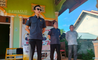 Anggota Bawaslu Kabupaten Buol, Moh. Taufik Abdullah (Satu dari kiri) saat menjadi pembina apel pagi, Senin (7/10/2024) bertempat di Halaman Kantor Bawaslu Kabupaten Buol. Hadir pula Ketua Bawaslu Kabupaten Buol, Karianto (Satu dari kanan) dan Koordinator Sekretariat Bawaslu Kabupaten Buol, Muhamad Singara.