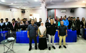 Foto bersama usai kegiatan pembukaan Sosialisasi Pengawasan Partisipatif mengusung tema "Mewujudkan Pemilihan Yang Demokratis dan Berkulitas di Kabupaten Buol Bersama Pemilih Pemula, Organisasi Kemahasiswaan dan Pemuda, yang berlangsung di Hotel Surya Wisata, Selasa (8/10/2024).