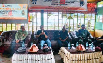 Anggota Bawaslu Kabupaten Buol, Ismajaya (Dua dari kiri) saat memberikan penguatan kapasitas bagi jajaran Panwaslu Kelurahan/Desa (PKD) se-Kecamatan Biau, Sabtu (12/10/2024).