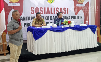 Ketua Bawaslu Kabupaten Buol, Karianto (Satu dari kiri) saat menjadi narasumber dalam kegiatan Sosialisasi Pemantapan Etika Budaya Politik yang digelar Pemerintah Daerah (Pemda) Kabupaten Buol, Selasa (15/10/2024)di Aula Pertemuan Hotel Surya Wisata Kabupaten Buol.