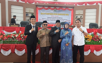 Ketua Bawaslu Kabupaten Buol, Karianto, (Dua dari kiri) Anggota Bawaslu Kabupaten Buol, Moh. Taufik Abdullah (Satu dari kiri) dan Koordinator Sekretariat, Muhamad Singara ( Satu dari kanan) saat foto bersama usai Rapat Paripurna Dewan Perwakilan Rakyat Daerah (DPRD) Kabupaten Buol Rabu (16/10/2024) di Ruang Rapat Utama Kantor DPRD Kabupaten Buol.