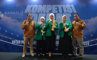 Anggota Bawaslu Kabupaten Buol, Ismajaya (Satu dari kiri) dan Koordinator Sekretariat Bawaslu Kabupaten Buol, Muhamad Singara (Satu dari kanan) saat foto bersama Mahasiswi perwakilan Universitas Andalas yang menjadi juara debat penegakkan hukum pemilu antar perguruan tinggi se Indonesia tahun 2024. Rabu (23/10/2024) di Jakarta.