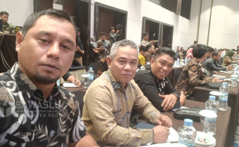 Ketua Bawaslu Kabupaten Buol, Karianto, (Dua dari kiri) saat hadir dalam Rapat Koordinasi (Rakor) Penyelenggara Pemilu di Kota Makassar, Provinsi Sulawesi Selatan, pada 24-26 Oktober 2024.