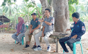 Anggota Bawaslu Kabupaten Buol, Moh. Taufik Abdullah (Dua dari kanan) saat memberikan penguatan kelembagaan terkait dengan pengawasan DPTb dan DPK di Kecamatan Paleleh Barat, Sabtu (26/10/2024).