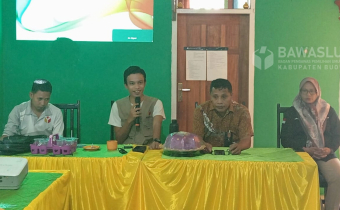 Anggota Bawaslu Kabupaten Buol, Moh. Taufik Abdullah (Dua dari kiri) saat memberikan penguatan kelembagaan pada Jajaran Panwaslu Kecamatan dan Pengawas Keluruhan dan Desa (PKD) se- Kecamatan Momunu, Minggu (27/10/2024) bertempat di Sekretariat Panwaslu Kecamatan Momunu.