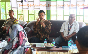 Anggota Bawaslu Kabupaten Buol, Moh. Taufik Abdullah (Dua dari kiri) saat menjadi narasumber dalam kegiatan Sosialisasi Pengawasan Pemilu, mengusung tema "Peran Masyarakat dan Stakeholder dalam Pengawasan Pemilihan Bupati dan Wakil Bupati Buol Tahun 2024," yang digelar Selasa (29/10/2024) di Aula Pertemuan Tempat Wisata Pandungio, Kelurahan Leok II Kabupaten Buol.