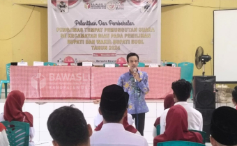 Anggota Bawaslu Kabupaten Buol, Moh.Taufik Abdullah saat memberikan penguatan kelembagaan kepada Pengawas TPS (PTPS) se-Kecamatan Biau yang telah resmi dilantik Minggu (3/10/2024) bertempat di Aula Pertemuan Sekolah MTS Negeri Biau.