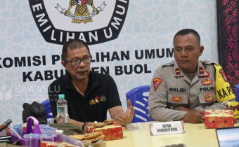 Anggota Bawaslu Kabupaten Buol, Ismajaya (Satu dari kiri) saat hadir dalam Rapat Koordinasi Finalisasi Pelaksanaan Kampanye Debat Publik Kedua atau Debat Terbuka Kedua yang diselenggarakan oleh KPU Kabupaten Buol di Ruang Rapat kantor KPU Kabupaten Buol, Jum'at (8/11/2024).