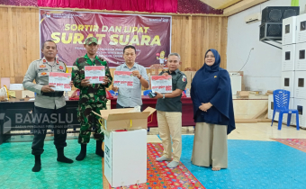 melakukan pengawasan langsung proses penyortiran dan pelipatan surat suara yang berlangsung di Gudang Logistik Komisi Pemilihan Umum (KPU) Buol, Jln Syarif Mansur Kelurahan Leok I, Kecamatan Biau, kabupaten Buol, Selasa (5/11/24).