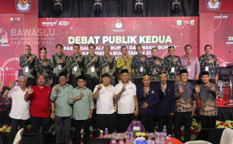 Foto bersama usai acara Debat Publik Kedua Pasangan Calon Bupati dan Wakil Bupati Kabupaten Buol Tahun 2024 yang berlangsung di Aula Pertemuan Lantai I Kantor KPU Kabupaten Buol, Selasa (12/11/2024).