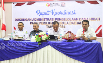 Koordinator Sekretariat Bawaslu Kabupaten Buol, Muhamad Singara (Satu dari kiri) saat hadir dalam Kegiatan Rapat Koordinasi Dukungan Administrasi Pengelolaan Dana Hibah Pada Pemilihan Kepala daerah Tahun 2024, Rabu (20/11/2024) berlangsung di Hotel Surya Wisata Kabupaten Buol.