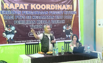 Ketua Bawaslu Kabupaten Buol, Karianto, saat memberikan arahan pada jajaran Panwaslu Kecamatan, Panwaslu Kelurahan/Desa dan Pengawas TPS di  Kecamatan Biau, Minggu (24/11/2024).