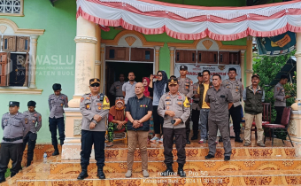 Anggota Bawaslu Kabupaten Buol, Ismajaya (Dua dari kiri) saat menerima aksi damai ribuan demonstran yang dimotori Aliansi Masyarakat Buol Peduli Demokrasi yang tergabung dalam Koalisi Masyarakat Peduli Pilkada Jujur yang menggelar demo di depan kantor Bawaslu Kabupaten Buol, Sabtu (30/11/2024).