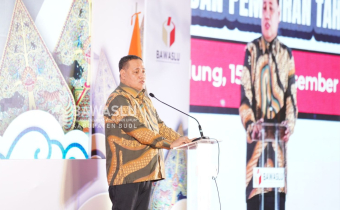 Anggota Bawaslu, Herwyn JH Malonda, yang hadir memberikan arahan dalam kegiatan Rapat Koordinasi Nasional dan Expo Pusat Penelitian, Pengembangan, Pendidikan dan Pelatihan Pemilu Tahun 2024 yang digelar Bawaslu Republik Indonesia di Kota Bandung Minggu (15/12/2024). 