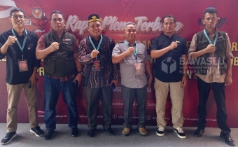 Ketua Bawaslu Kabupaten Buol, Karianto (Tiga dari kanan) saat foto bersama usai Rapat Pleno Rekapitulasi Penghitungan Perolehan Suara Pemilihan Gubernur dan Wakil Gubernur Tahun 2024 tingkat Provinsi. Rekapitulasi hasil tersebut digelar di Aula Pertemuan Kantor KPU Provinsi Sulawesi Tengah, Minggu (08/12/2024).