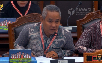 Ketua Bawaslu Kabupaten Buol, Karianto saat membacakan keterangan sebagai termohon atas gugatan yang diajukan dalam sidang perkara Perselisihan Hasil Pemilihan Umum (PHPU) Gubernur, Bupati, dan Walikota, Kamis, 23 Januari 2025 di Mahkamah Konstitusi.