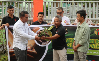 Ketua Bawaslu Kabupaten Buol, Karianto (Dua dari kanan), Anggota Bawaslu Kabupaten Buol, Moh. Taufik Abdullah (Satu dari kanan) dan Koordinator Sekretariat Bawaslu Kabupaten Buol, Muhamad Singara saat prosesi penanaman pohon manggis di Halaman Kantor Bawaslu Kabupaten Buol, Jum'at (07/2/2025).