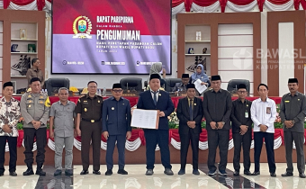 Ketua Bawaslu Kabupaten Buol, Karianto (Tiga dari kiri) saat hadir dalam Rapat Paripurna dalam rangka pengumuman hasil penetapan Pasangan Bupati dan Wakil Bupati Kabupaten Buol Tahun 2025-2029 yang berlangsung  Senin, 7 Februari 2025, bertempat di Ruang Rapat Utama DPRD Kabupaten Buol.