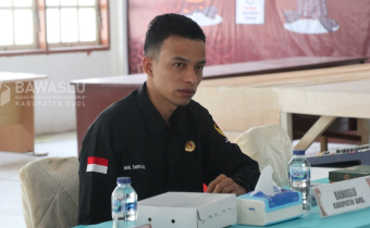 Anggota Bawaslu Kabupaten Buol, Moh. Taufik Abdullah saat hadir dalam Focus Group Discussion (FGD) mengenai Penyusunan Evaluasi Pilkada 2024 yang diselenggarakan Selasa, 18 Februari 2025, bertempat di Aula Pertemuan Lantai I Kantor Komisi Pemilihan Umum (KPU) Kabupaten Buol.