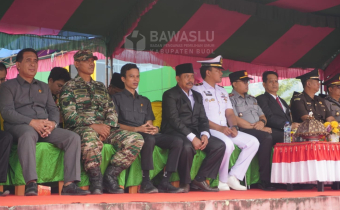 Anggota Bawaslu Kabupatem Buol, Moh. Taufik Abdullah (Tiga dari kiri) dan Koordinator Sekretariat Bawaslu Kabupaten Buol, Muhamad Singara (Satu dari kiri) saat mengikuti Upacara Peringatan Hari Otonomi Daerah ke-29 yang dilaksanakan di Lapangan Upacara Kantor Bupati Kabupaten Buol, Jumat (25/4).