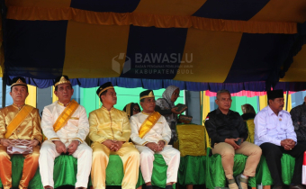 Ketua Bawaslu Kabupaten Buol, Karianto (Tiga dari kanan) dan Koordinator Sekretariat Bawaslu Kabupaten Buol, Muhamad Singara (Dua dari kiri), saat hadir dalam upacara Hardiknas di Halaman Upacara Kantor Bupati Kabupaten Buol, Jum'at (2/5).