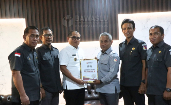 Penyerahan secara resmi Laporan Keuangan Dana Hibah pada pelaksanaan Pemilihan Bupati dan Wakil Bupati Kabupaten Buol Tahun 2024 kepada Bupati Buol, Senin (19/5) bertempat di Ruang Kerja Kantor Bupati Buol.