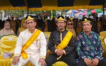 Anggota Bawaslu Kabupaten Buol, Ismajaya (Dua dari kiri), dan Koordinator Sekretariat Bawaslu Kabupaten Buol, Muhamad Singara (Satu dari kiri) saat hadir dalam acara pembukaan Rembuk Budaya Kabupaten Buol, Selasa 27/5 di Anjungan Leok I Kabupaten Buol.