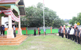 Suasana pelaksanaan upacara peringatan Hari Lahir Pancasila dilingkungan Bawaslu Kabupaten Buol