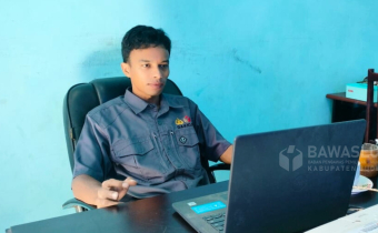 Anggota Bawaslu Kabupaten Buol, Moh. Taufik Abdullah saat mengikuti Rapat Koordinasi Persiapan Penyusunan Pemutakhiran Data Pemilih Berkelanjutan (PDPB) yang digelar Bawaslu RI secara daring, Senin 16/6.