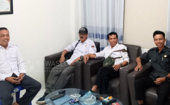 Anggota Bawaslu Kabupaten Buol, Moh. Taufik Abdullah (Satu dari kanan) saat melakukan koordinasi ke KPU Kabupaten Buol, Senin (23/6).