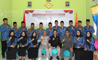 Koordinator Sekretariat Bawaslu Kabupaten Buol, Muhamad Singara (Tiga dari kanan) saat foto bersama usai prosesi pelantikan Pegawai Pemerintah dengan Perjanjian Kerja (PPPK) di lingkungan Bawaslu Kabupaten Buol Tahun Anggaran 2024, Selasa (1/7).