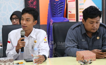 Anggota Bawaslu Kabupaten Buol, Moh. Taufik Abdullah saat hadir dalam Rapat Pleno Terbuka  Rekapitulasi Penetapan PDPB tahun 2025 yang digelar KPU Kabupaten Buol, Rabu (2/7).