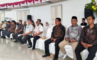 Ketua Bawaslu Kabupaten Buol, Karianto (Dua dari kanan) saat menghadiri Rapat Paripurna DPRD Kabupaten Buol yang digelar di Ruang Rapat Utama DPRD Kabupaten Buol pada Kamis (3/7/2025).