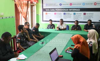 Suasana pelaksanaan rapat internal di Bawaslu Kabupaten Buol, Senin 7/7.