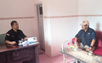 nggota Bawaslu Kabupaten Buol, Ismajaya (Satu dari kiri) saat menerima kunjungan koordinasi Anggota KPU Kabupaten Buol, Gusti Aliu (Satu dari kanan) di ruang kerjanya Selasa (8/7).