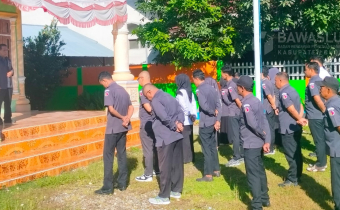 Pelaksanaan apel pagi rutin di Bawaslu Kabupaten Buol, Senin (14/7).