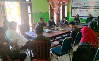Suasana pelaksanaan rapat internal di Bawaslu Kabupaten Buol, Senin (14/7).