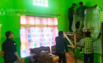 Suasana penataan Ruang Literasi Pemilu dan Ruang Podcast Pengawasan Bawaslu Kabupaten Buol, Selasa (15/7).