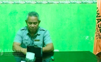 Ketua Bawaslu Kabupaten Buol, Karianto saat mengikuti rapat koordinasi persiapan penyusunan Daftar Inventarisasi Masalah (DIM) pasca Putusan Mahkamah Konstitusi (MK) yang diselenggarakan secara daring oleh Bawaslu Provinsi Sulawesi Tengah, Senin (21/7).
