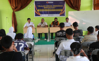 Ketua Bawaslu Kabupaten Buol, Karianto (Dua dari kiri), Anggota Bawaslu Kabupaten Buol, Ismajaya (Tiga dari kiri) dan Anggota Bawaslu Kabupaten Buol, Moh. Taufik Abdullah (Satu dari kanan) saat memberikan materi dalam kegiatan sosialisasi pengawasan partisipatif bertajuk “Pelajar Cerdas, Demokrasi Berkualitas: Bawaslu Hadir di Sekolah” yang berlangsung di SMK Negeri 2 Biau, Rabu (23/7).