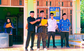 Ismaya saat memimpin upacara di Bawaslu Kabupaten Buol